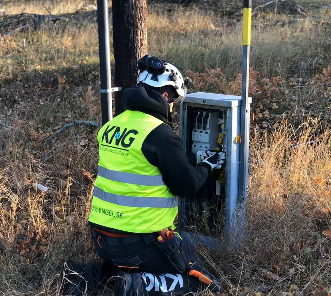 Servicebil från KNG El på väg till ett akut eluppdrag